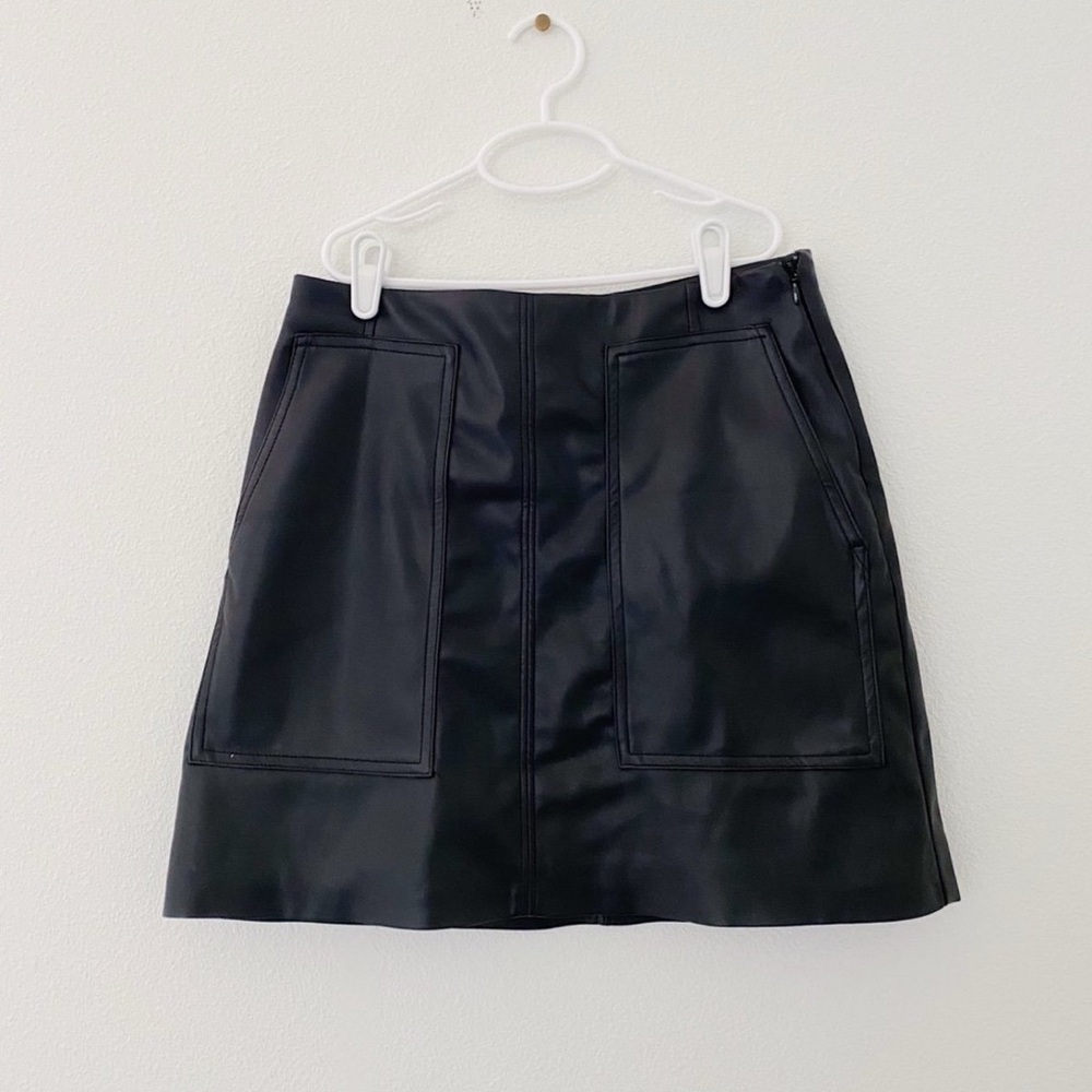 H&M women’s black faux leather holiday party mini skirt size 6